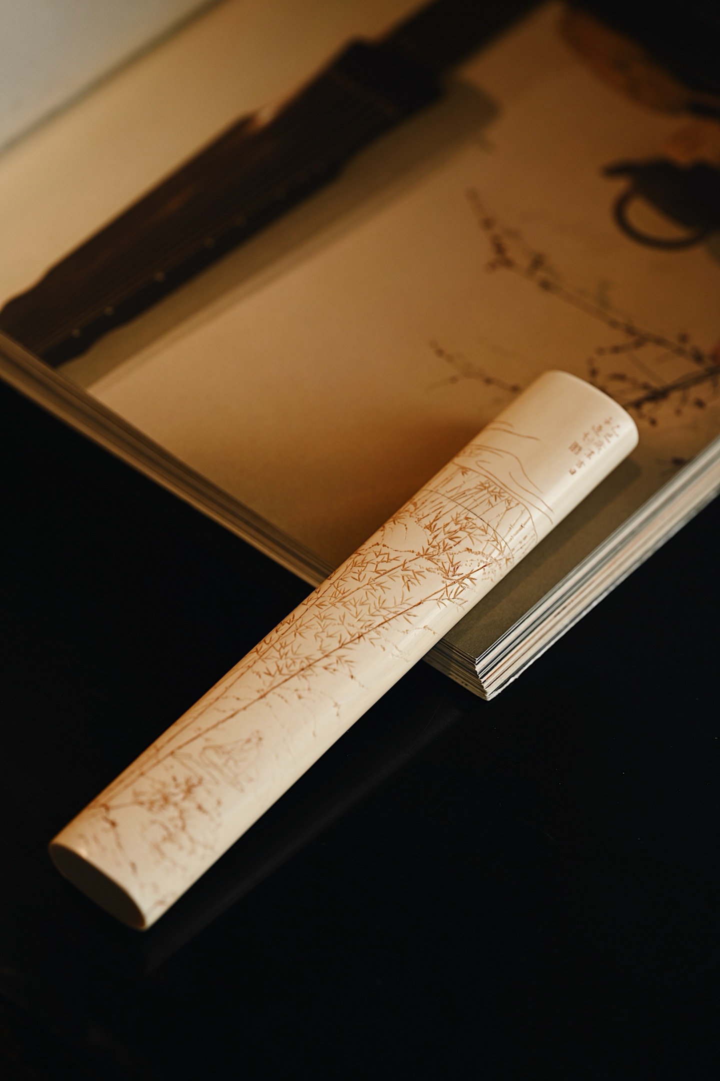 猛犸仿古 | 竹林高仕图 存香筒料质温润，筒身以阴刻技法呈现竹林高仕图景：修竹劲