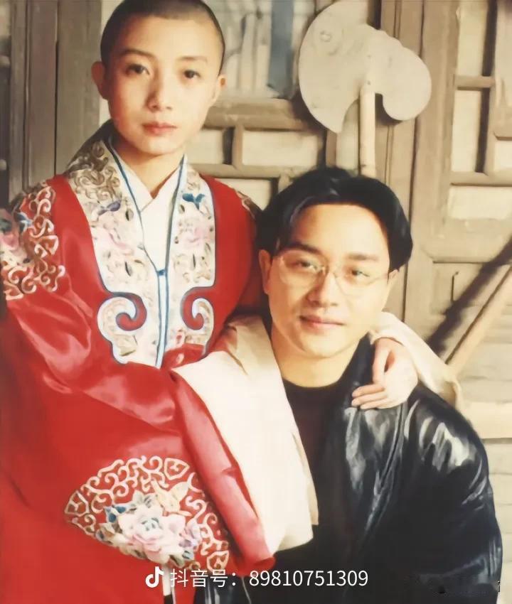 当年，张国荣在“霸王别姬”的庆功宴上，拍桌而起指着一男子的鼻子怒斥到：“你给记住