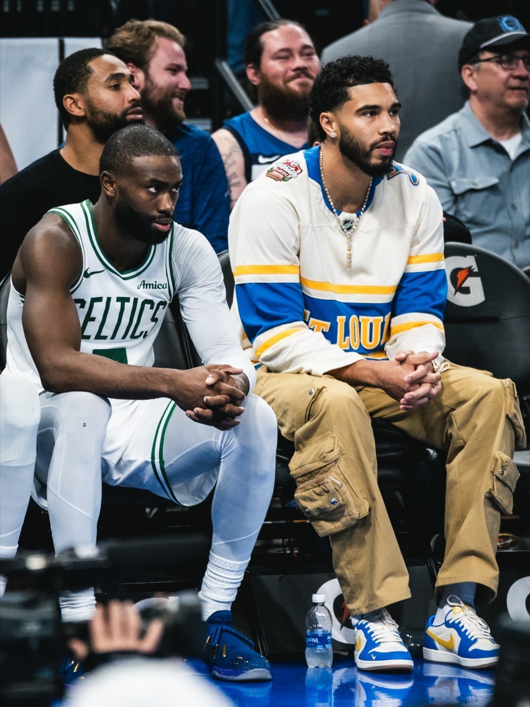 凯尔特人图库 新赛季，因伤不能上场比赛的塔图姆，随队征战时的穿搭成为了场边一道别