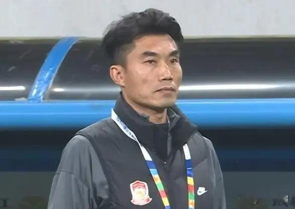 面目冷浚！沉默不语，主教练郑智在青岛德比赛后显得异常的失落，肩上沉重的担子让他感