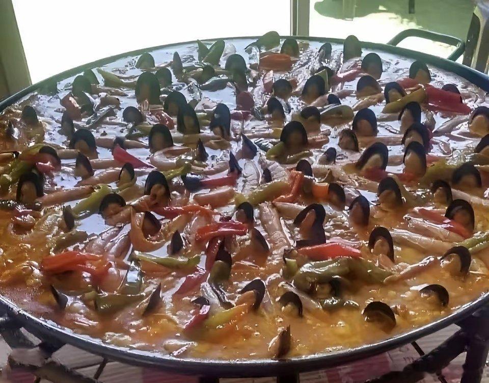 有人在朋友圈分享了一张他在餐厅吃饭时拍的照片，刹那间我还以为是一群女人在游泳？这