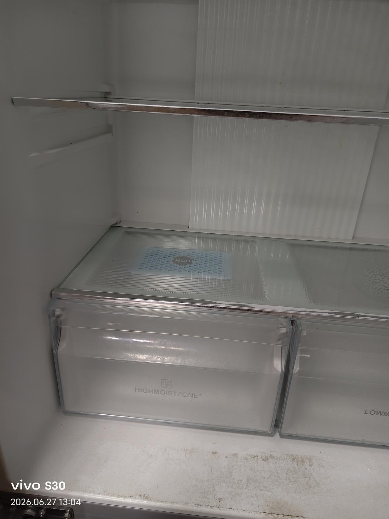 一天早晨，我踏入厨房，冰箱下一片暗红色的水，打开冰箱一看，冷冻室里的猪牛，牛肉等