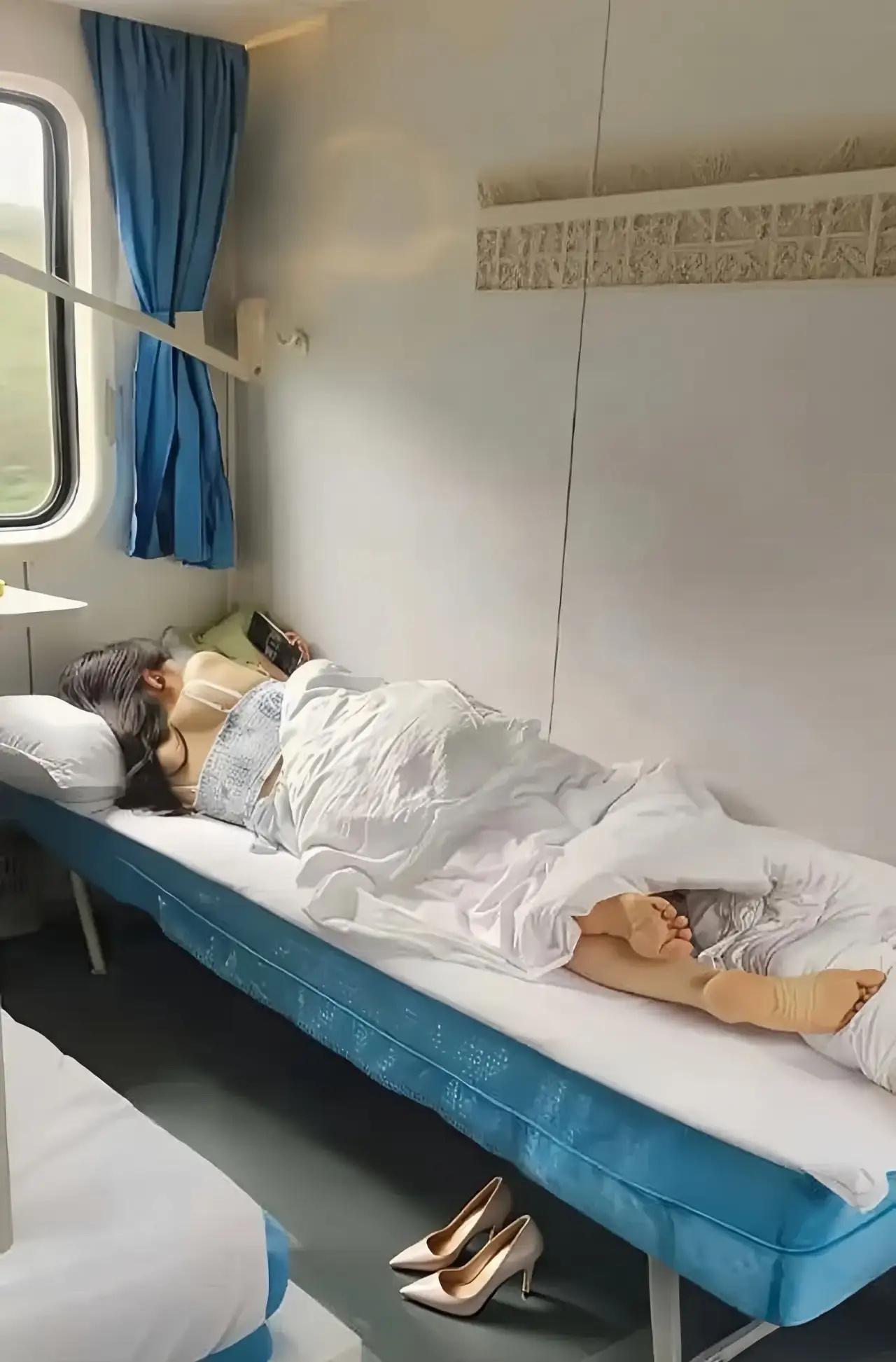 卧铺火车没让我失望，地上的高跟鞋好靓