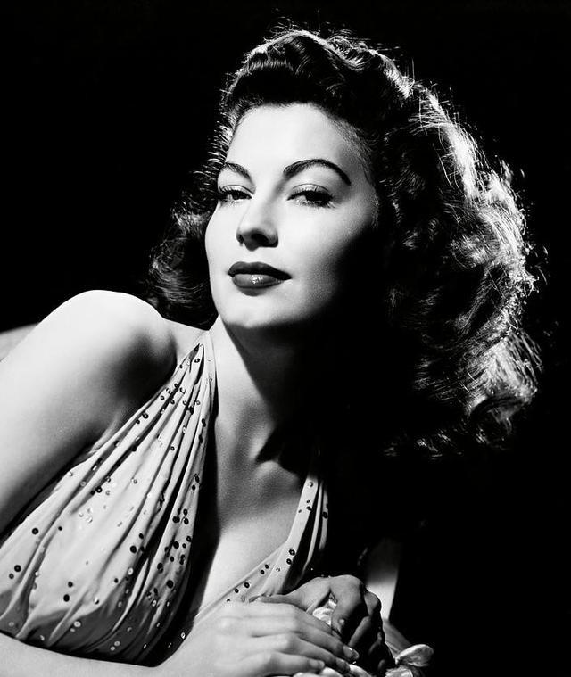 1990年，艾娃加德纳在贫病交加中去世，临终前身边空无一人，仅有一条老狗为伴。作