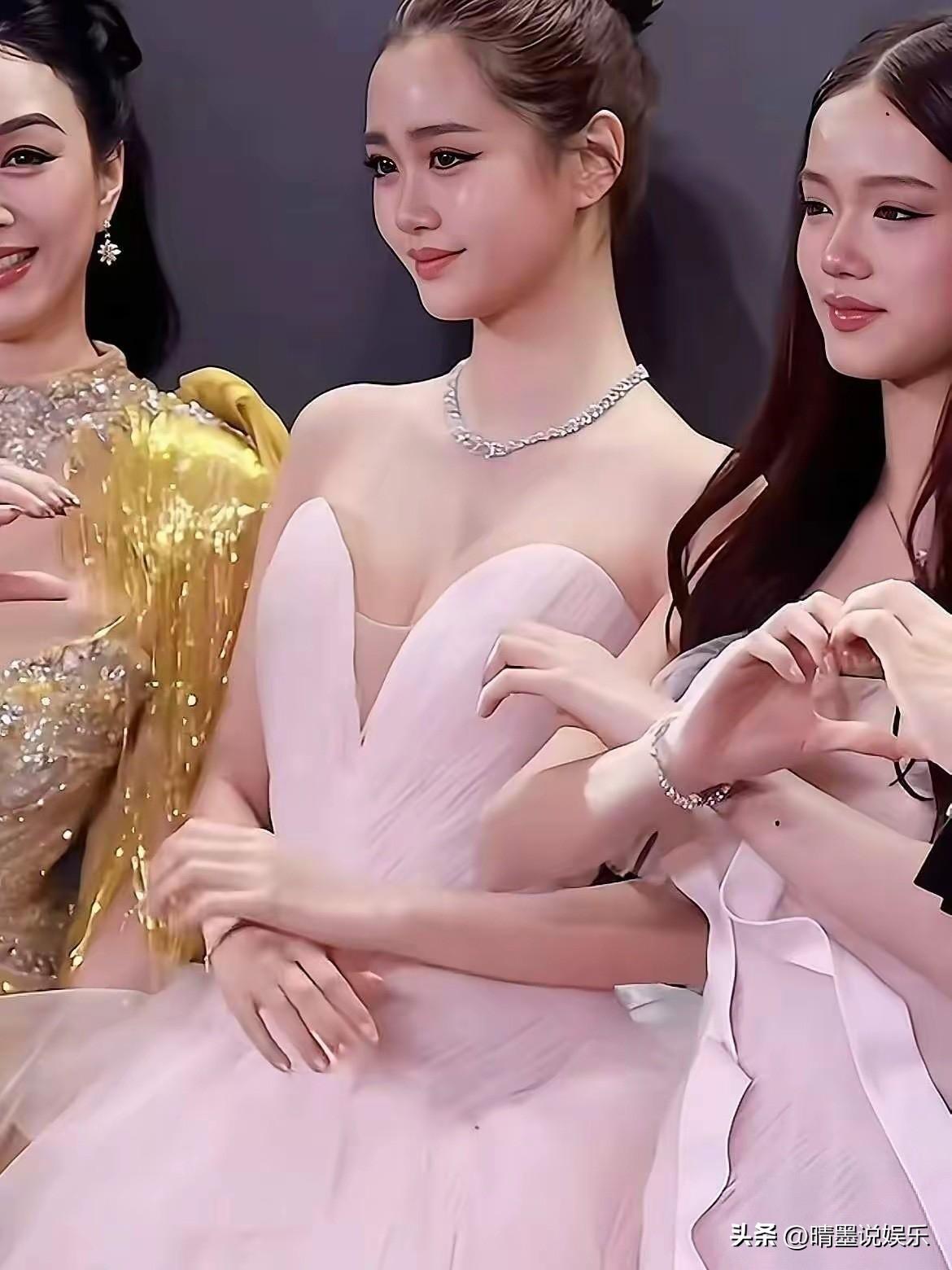 为什么她最喜欢考拉？
其实代入钟丽缇的视角你就懂了，
不仅因为考拉最像年轻时的钟