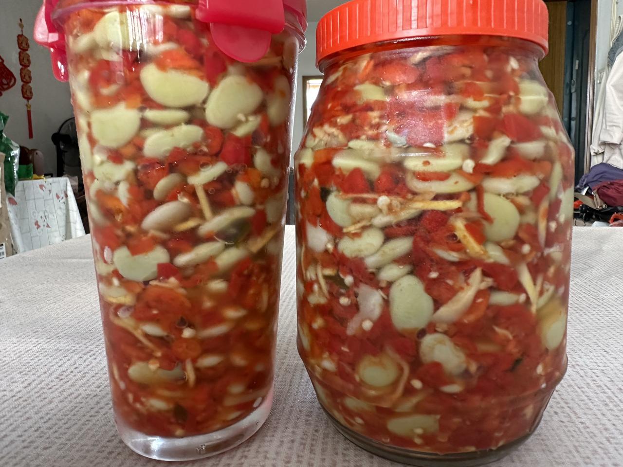 这两罐霉酱豆豆子的食材不是青豆，而是本地特产白金豆。

白金豆今年的价格不高，四