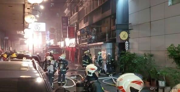 中国台湾一栋六层楼公寓发生火灾，一对患有身心障碍、行动不便的情侣因逃生不及，双双