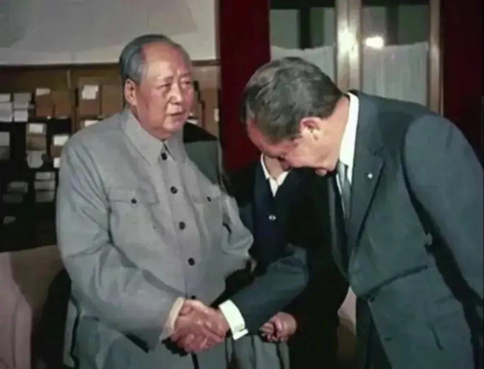 当年毛主席会见来访的美国总统尼克松。尼克松在回忆录里写道：站在他的面前，我就像一