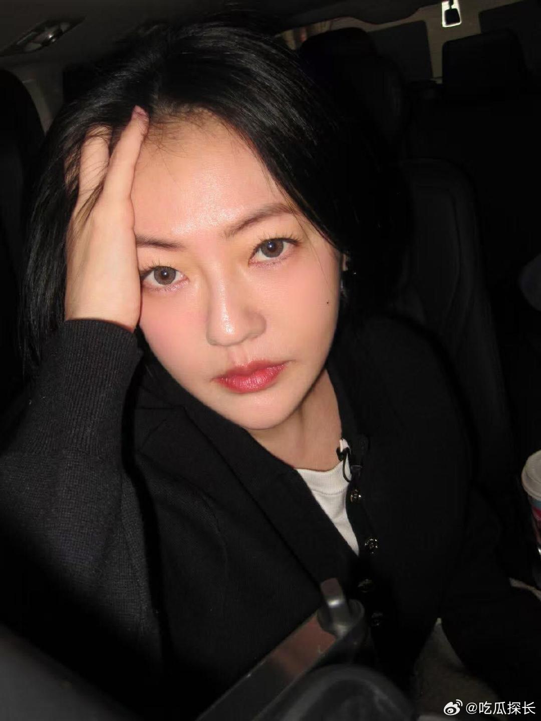 小S久违晒自拍照小S久违晒自拍照，状态一整个绝美啊。小S最新自拍照