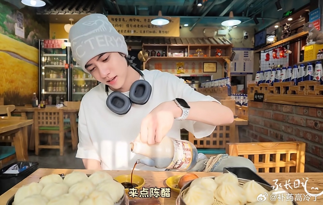 我孩子爱吃让他多吃点，吃的小包子脸鼓鼓的让我捏捏🤏刘轩丞爬完山吃了两屉包子