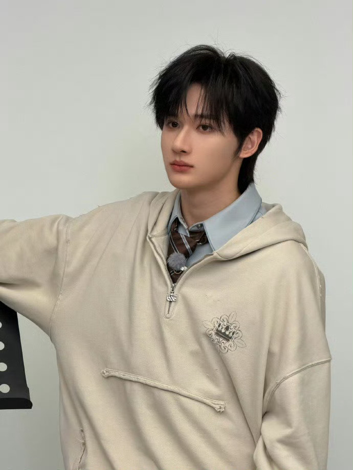 余宇涵去看张杰演唱会你是说你去看张杰鸟巢震撼开唱的同时前排坐的是余宇涵，人怎么能