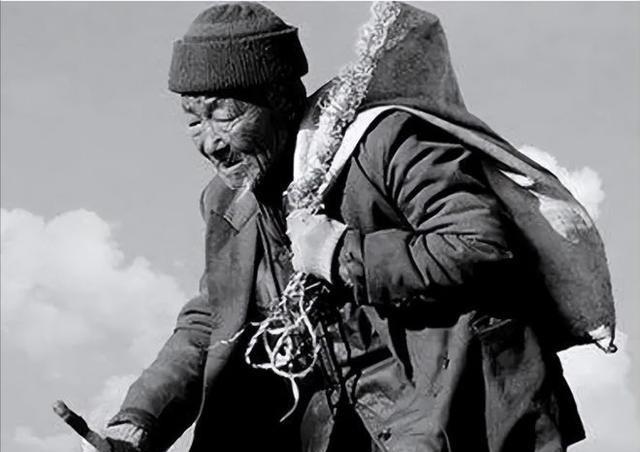 1982年，内蒙有个流浪汉捡到了一根闪着金光的铁棍，称完足有7斤重，他赌棍里有金