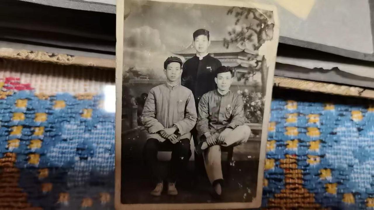父亲自幼失怙，未尝亲父关怀，关于爷爷（右一）的过往只存于长辈的回忆和泛黄的旧照，