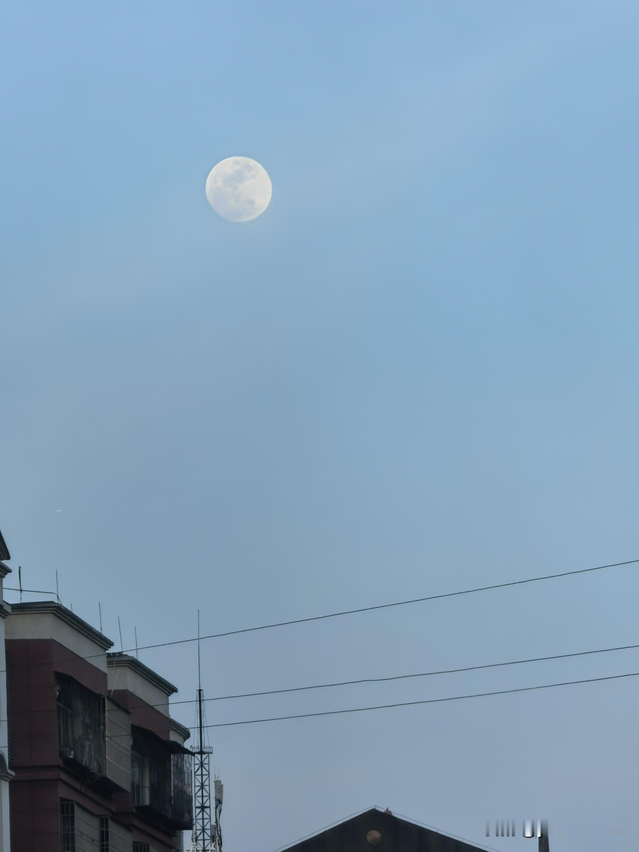 今天的月亮好像不一样，又大又圆，什么情况[祝福]