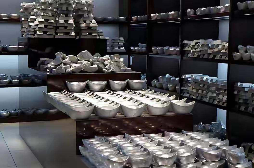 别再羡慕有钱人了，他们的崩塌往往只在一瞬间。
身边太多亿万身家者，手握上亿资产就