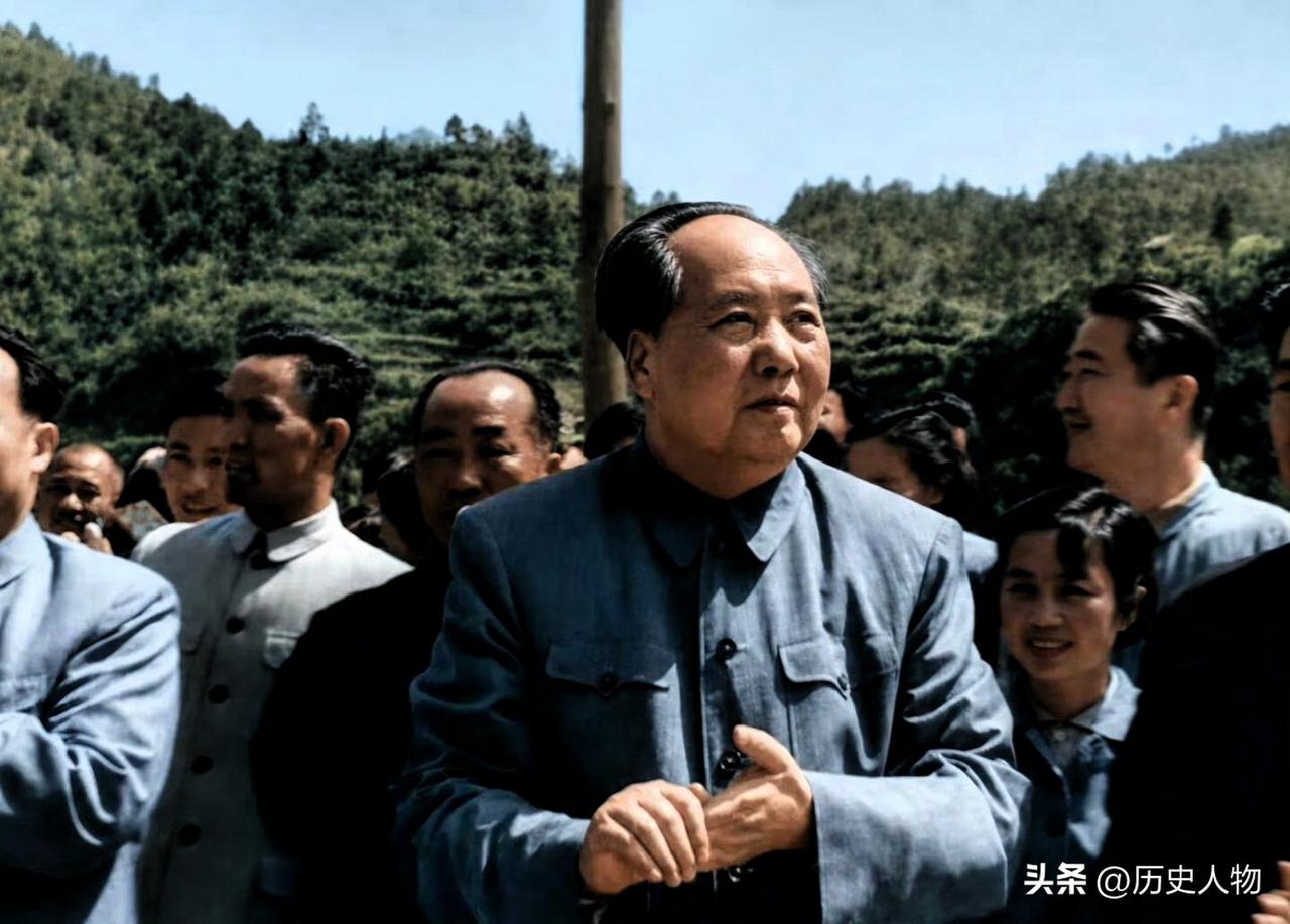 一组1965年毛泽东重返井冈山珍贵老照片。陪同人员有汪东兴、湖南省委第一书记张平