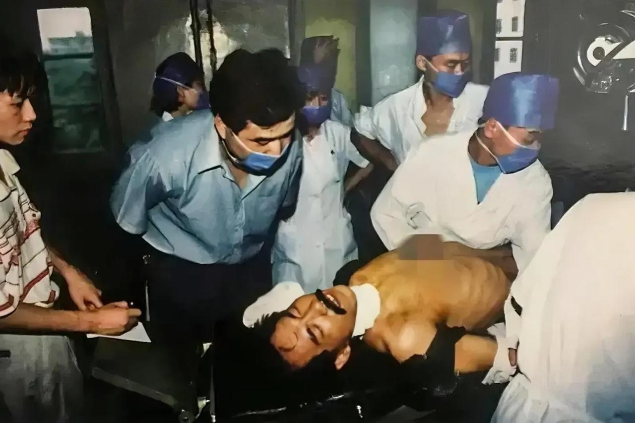 1999年，悍匪法子英，被合肥警方逮捕后，留下的一张老照片，镜头中的他躺在担架上