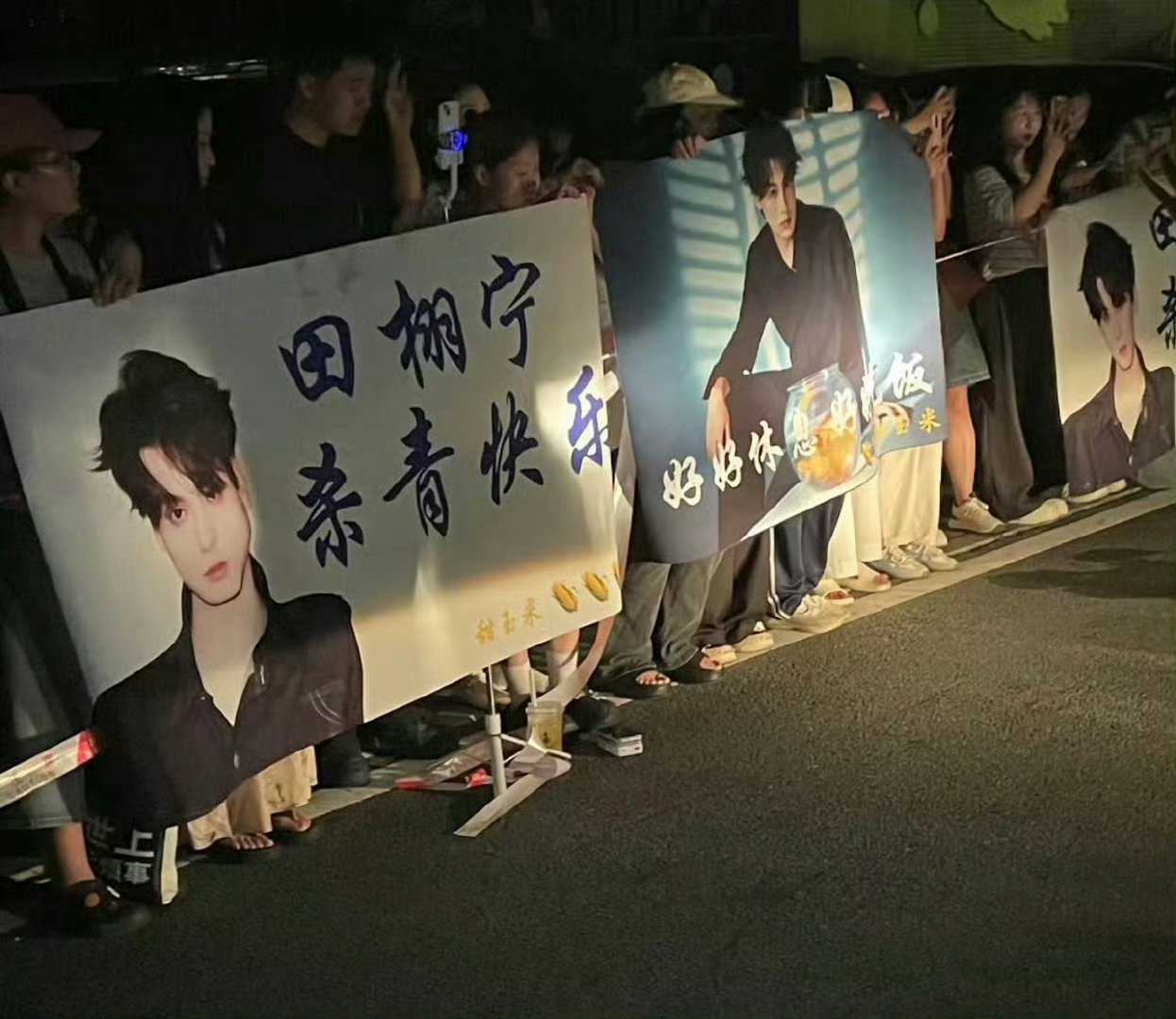 cpf也是粉啊，为什么这样对栩你渝生，人家也支持你了啊，甚至还为你拉了单人横幅，