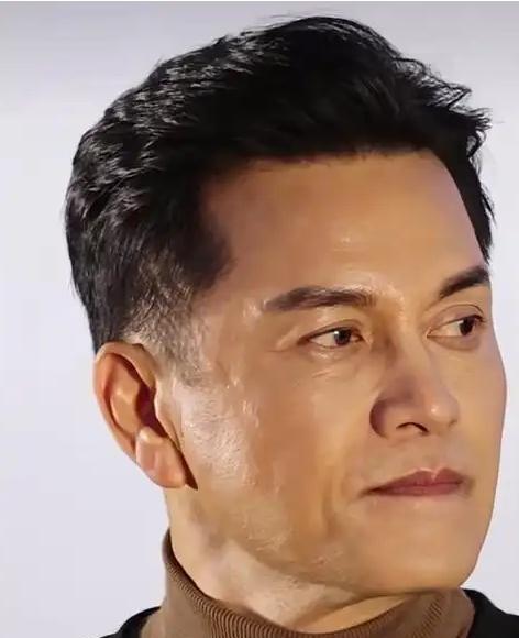 1996年，吕良伟正准备迎娶邝美云，本以为得先和周海媚办个离婚。谁知他去办手续时