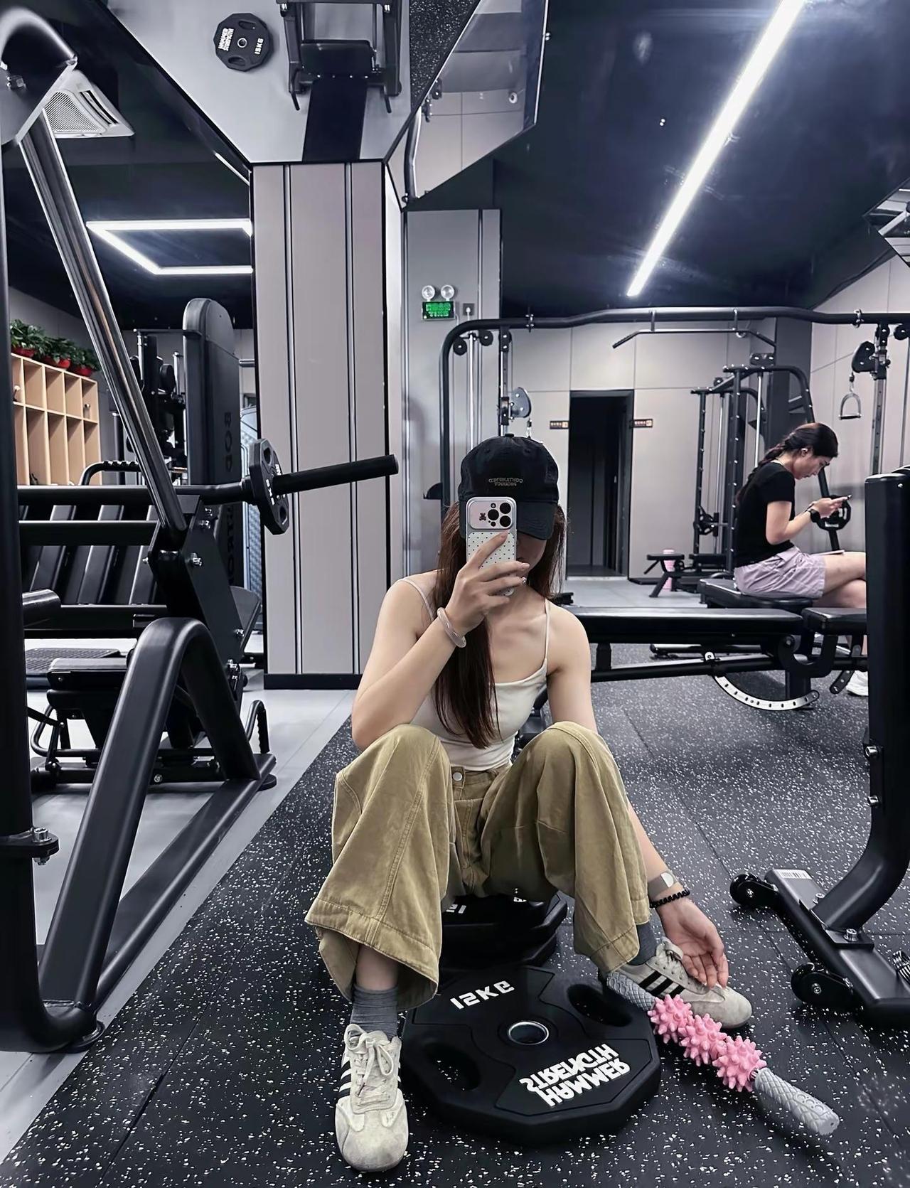 花钱去健身 去运动 我并不是一个很自律的人带娃偶尔真的会崩溃 会内耗 在健身房的