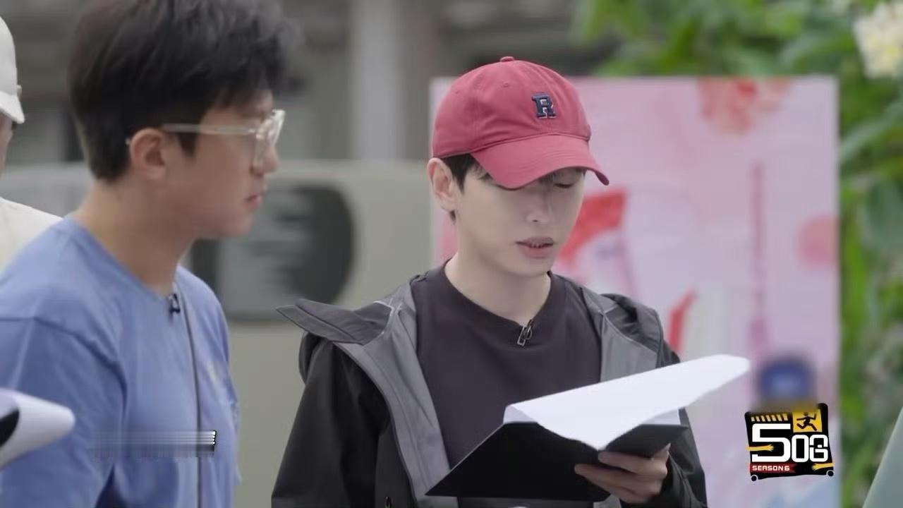鹿晗教彭昱畅唱歌邓超让鹿晗不太舒服  欢乐课堂正式开课，彭昱畅认真跟唱学习，一旁