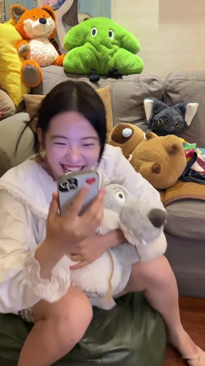重庆“曼联女孩”考上了重庆工商大学！选择的是“服装和服饰设计专业”，她非常开心，