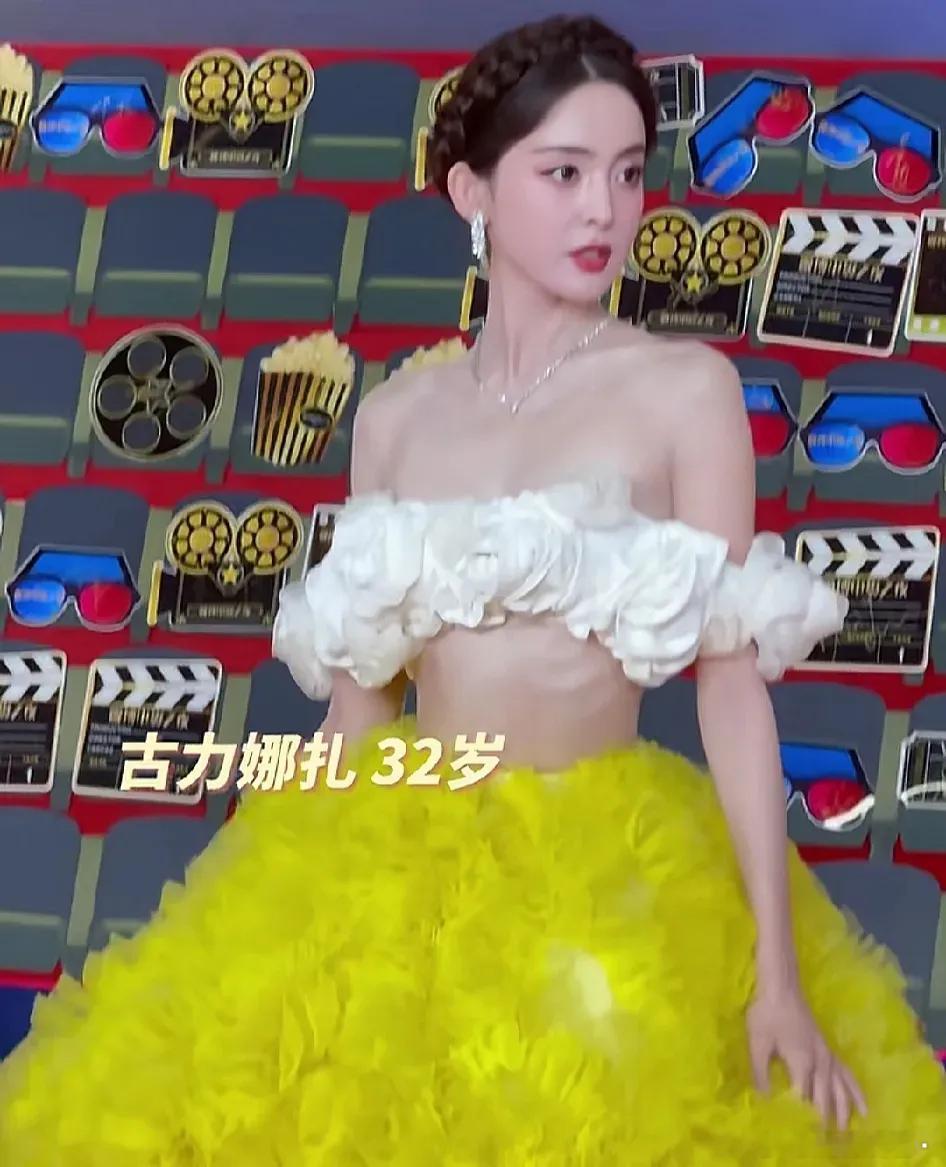 古力娜扎身材引发热议！6月16日，古力娜扎走红毯时，穿了一件十分性感的露腰礼服，