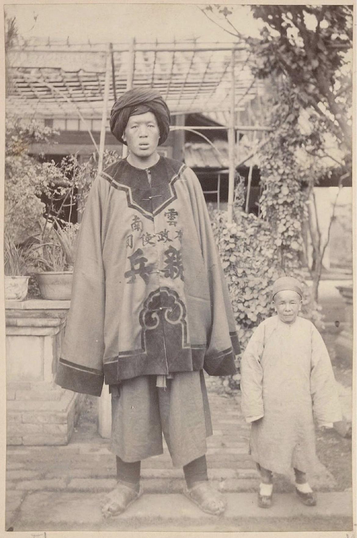 老照片：1894年，《泰晤士报》驻华记者莫理循在西南考察时，拍摄下了云南布政司亲
