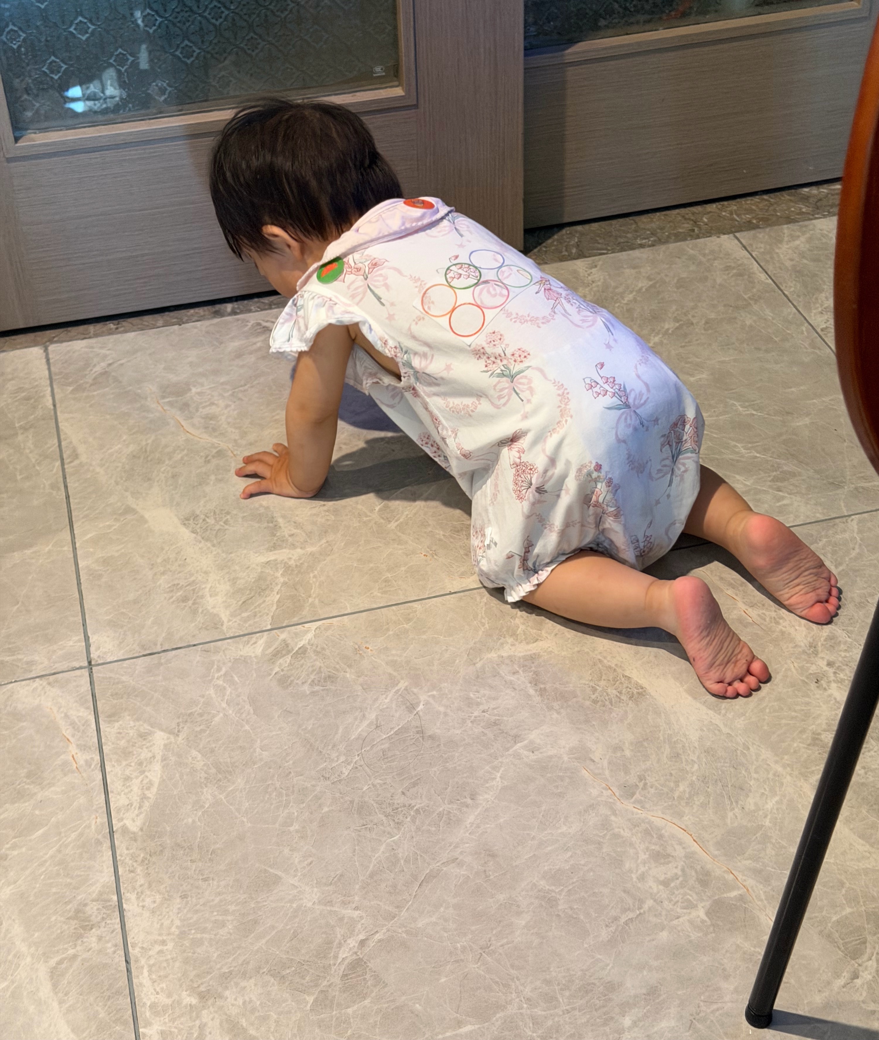 不肯坐着吃，一吃饭就演上了。 
