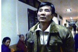 1983年，包含沈阳军区参谋长女儿在内的6名劫匪枪击了两人后，用手枪对准了中国民