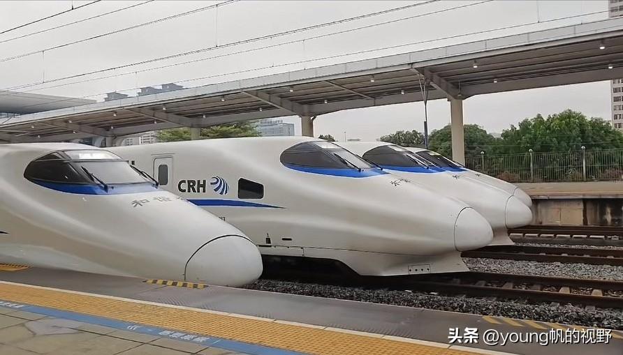 广州贵港火车站内，四列CRH2型动车组整装待发。受广东省内暴雨的影响，前两天的南