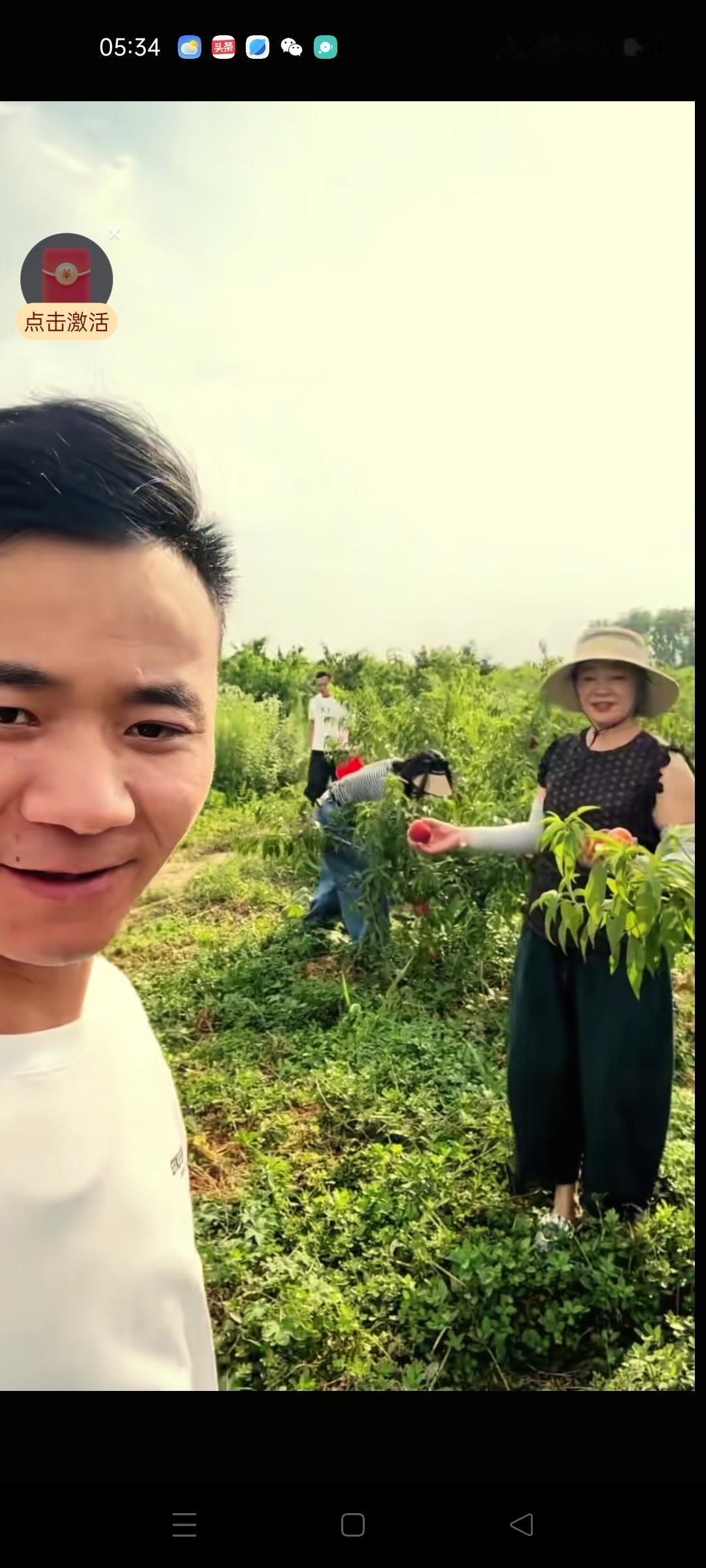 厉怀远的妈妈带着她的小姨一起来到安徽砀山 ，这次妈妈来主要是给厉怀远送来的亲手包