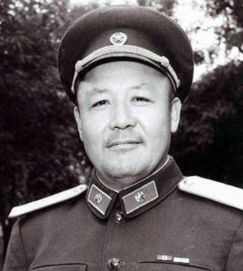 张如三（1915年8月19日—2003年8月15日），原名郭万镒，绥远萨拉齐（今