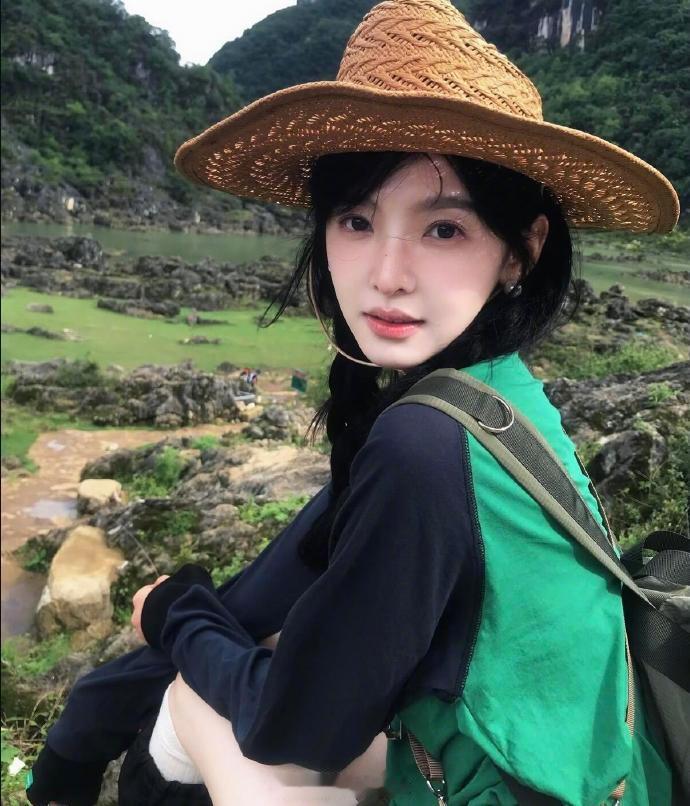 谁不想像章若楠这样随手就出片 谁不想旅游的时候就这样随手就能出片 氛围感浑然天成