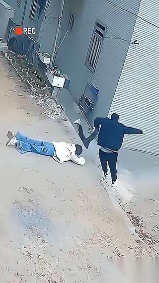 父亲的爱有多伟大，妈妈和孩子的碰撞就有多危险。
一名妈妈背着孩子在路上高高兴兴走