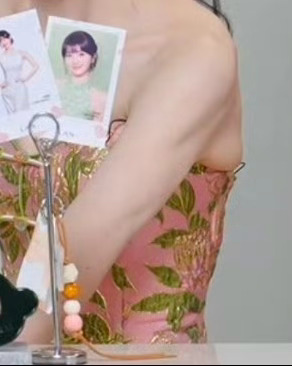 你自己看看这个衣服尺寸合适吗？我姐都瘦成什么样了还被嘞成这样你们到底能不能干！