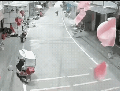 这小伙骑个车都不老实
非要像杂技演员表演一样，让车翘头，再把腿蹬开，最危险的是跑