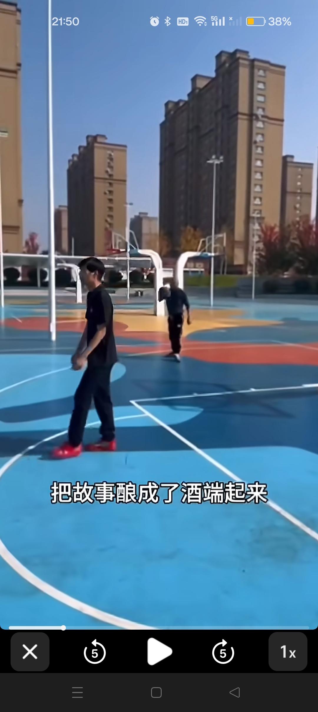 张云鹏爸爸带儿子外出打篮球，陪伴是最长情的告白！😍
云鹏爸跟儿子在一起变得年轻