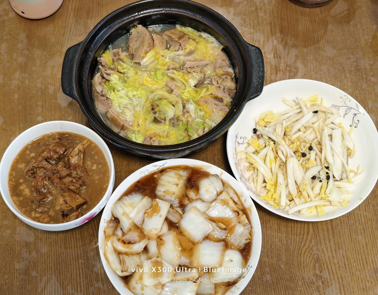 就用一个剩下的白菜头，凑出了热菜、凉菜、汤菜三样吃食。过节的时候，拉开家里冰箱瞧