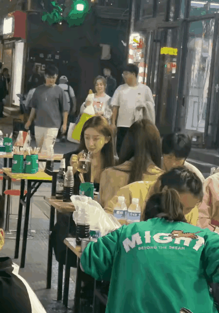 路边的年轻美女喝啤酒也是“咕咚咕咚”，然后打嗝也是，“嗝嗝嗝嗝。”