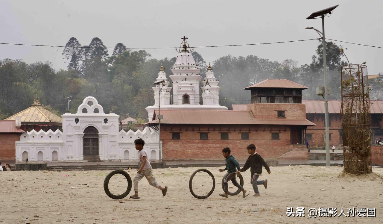 3月7日，尼泊尔加德满都，玩耍的儿童