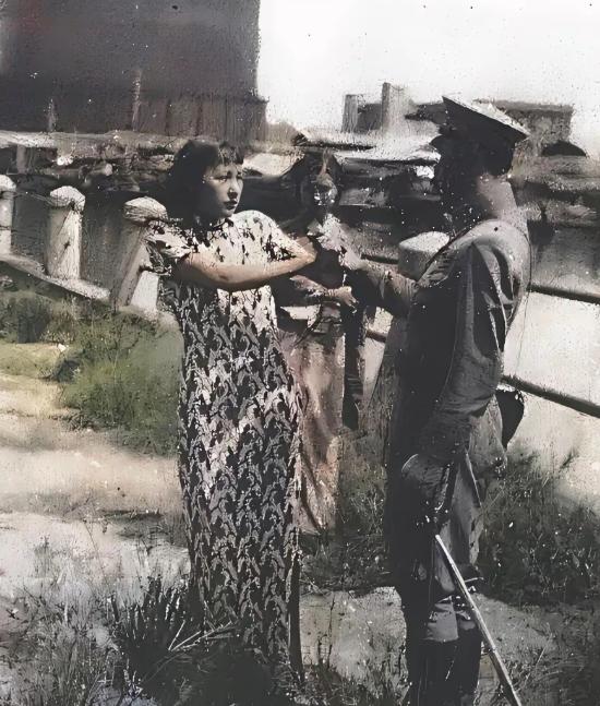 侵华战争期间，一名日本军官正在欺负一名身穿旗袍的姑娘，这名军官身上挎着手枪，他一