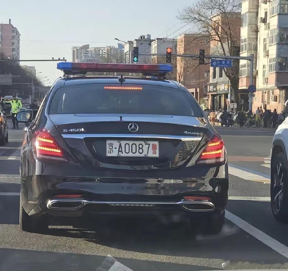 警车还是得看北京，什么奥迪、红旗、450这些都有，不知道还有哪些不常见的稀有品种