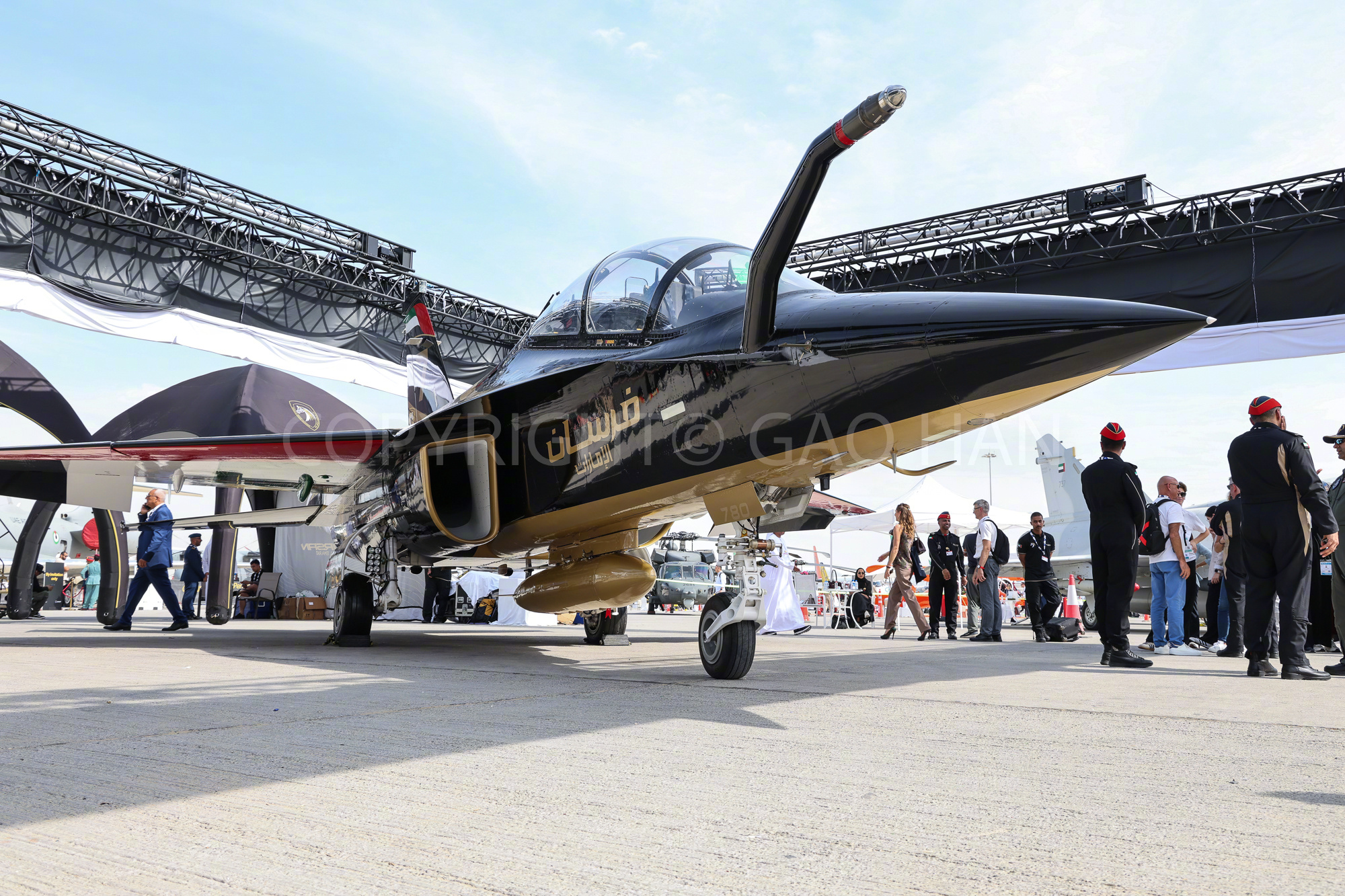 飞行员驾驶进行单机飞行表演，2025年则是由交付给阿联酋空军的阿联酋骑士团飞行表