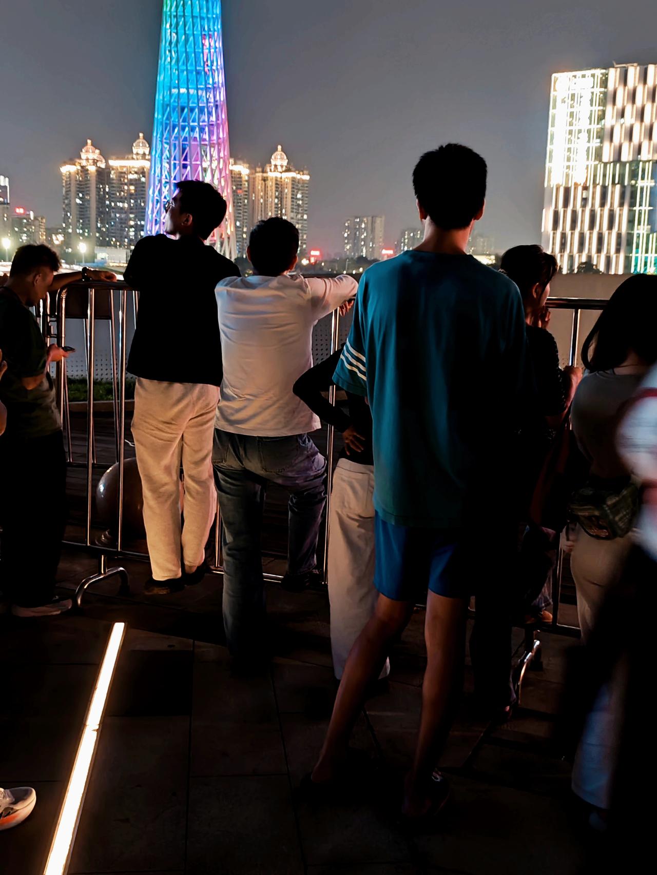 昨天晚上，我在海心沙看海心桥时装秀的时候，看到两个身高180左右，穿拖鞋的本地人