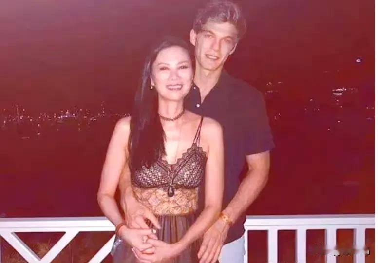 人家邓文迪55还在谈26岁的小鲜肉男友，这个女人真的是有够厉害的，前半辈子一直靠