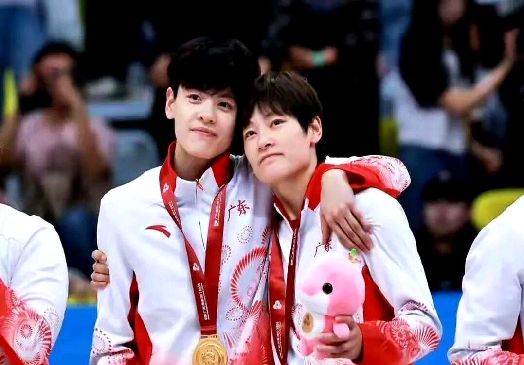 父亲后，她们竟能带领队伍夺冠，真让人震惊。

这个故事告诉我们，面对巨大打击，人