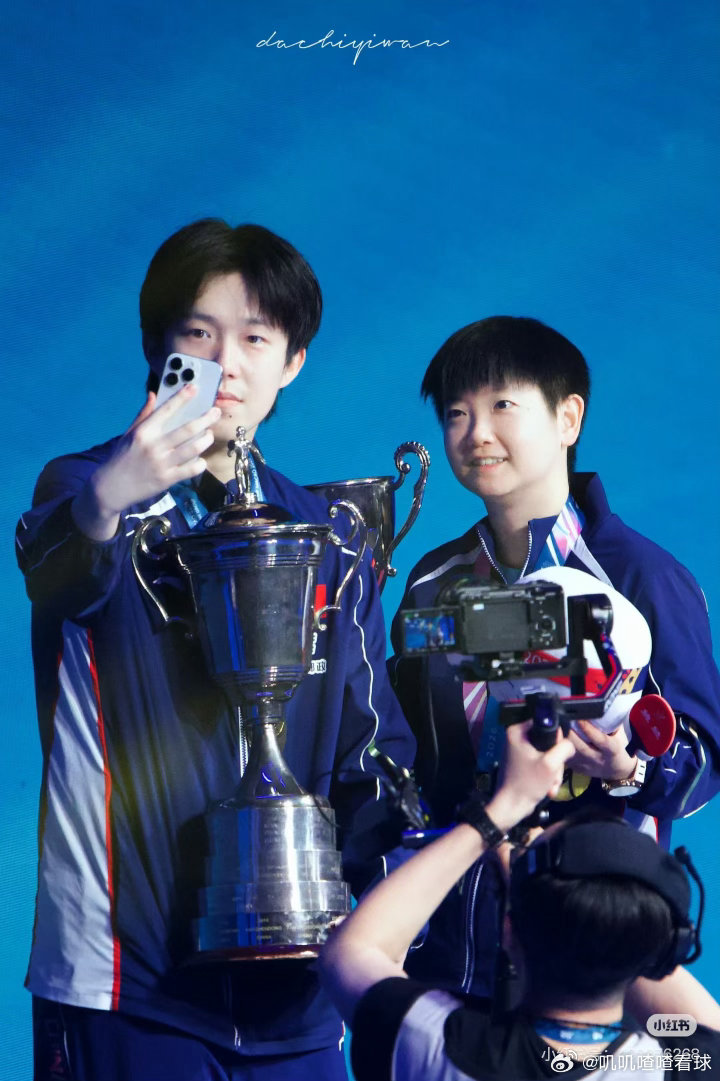 王楚钦孙颖莎世界杯冠军合影多么美好的时刻！好看！爱看！看不够！ 