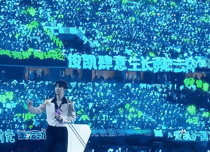 王俊凯巅峰之夜和粉丝拍合照王俊凯王俊凯巅峰之夜和粉丝拍合照！一沫真挚的情话