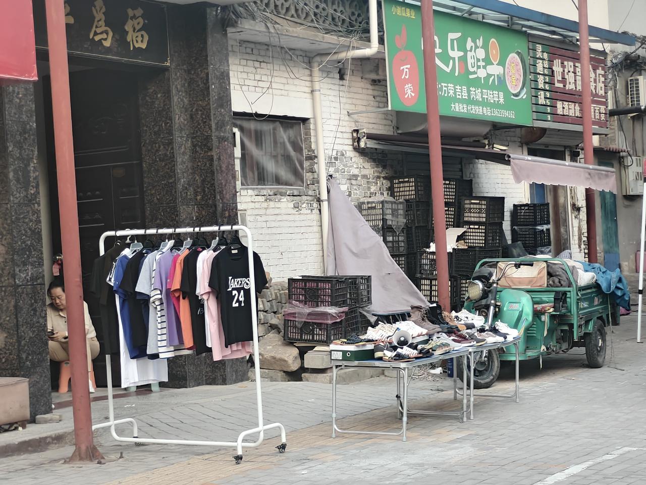 您瞧，在运城盐湖西街，这户人家在自家门口摆摊卖鞋子👟，男女都有，100元5双，